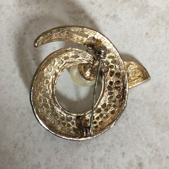 Vintage Gold filigree circle with Pearl brooch - Picture 5 of 7